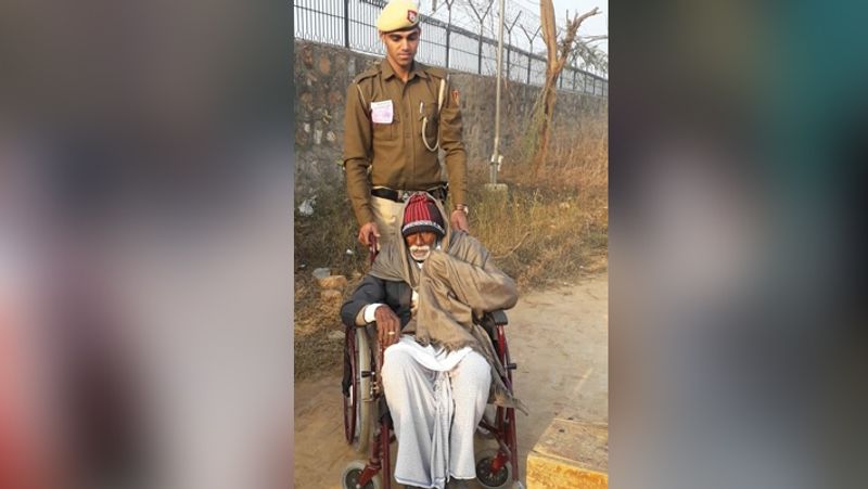 खुद चल पाने में लाचार, फिर भी दिल्ली की राजनीती में योगदान देने पोलिंग बूथ पहुंचे कई बुजुर्ग।