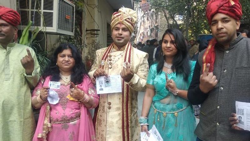वहीं एक बारात दुल्हन के घर जाने से पहले पोलिंग बूथ पहुंची। जहां दूल्हा सहित कई रिश्तेदारों ने बूथ पर वोट डाला।