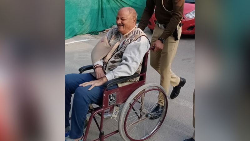 लाजपत नगर में वोट डालने पहुंचा बुजुर्ग।