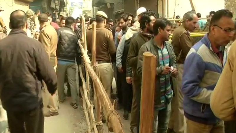 जामिया नगर में वोट डालने के लिए लोगों की कतार कई किलोमीटर तक नजर आई।
