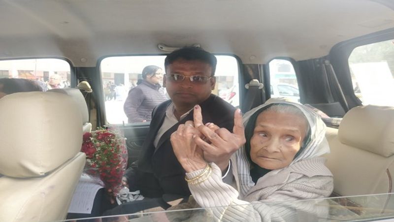 110 साल की कलितारा मंडल ने भी आज अपना वोट डाला। पोलिंग बूथ पर उनका स्वागत किया गया। साथ ही उन्हें मतदान केंद्र तक लाने और ले जाने के लिए गाड़ी भी दी गई।