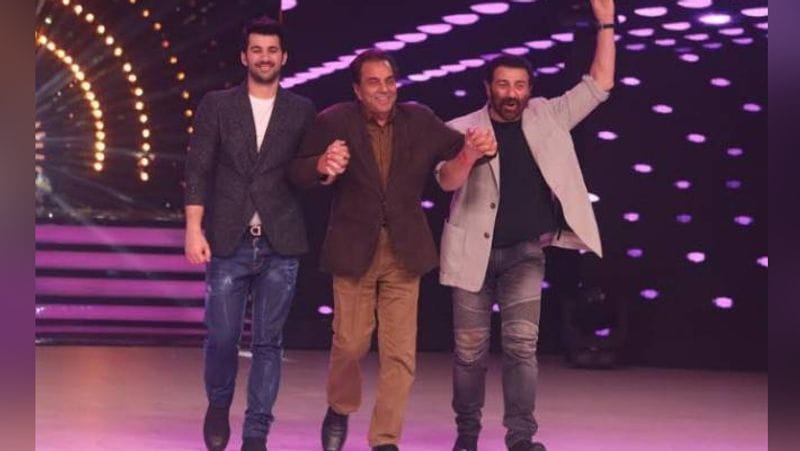 धर्मेद्र के पोते यानी सन्नी देओल के बेटे करन देओल ने फिल्म में डेब्यू किया है। फिल्म के ट्रेलर लॉन्च पर धर्मेद्र बेटे और पोते के साथ नजर आए थे। वहीं, शो में पोते की तारीफ करते हुए धर्मेद्र ने कहा करण बहुत समझदार लड़का है। मैं चाहता हूं मेरी सारी आदते उसके अंदर आए लेकिन वह शराब न पीए।