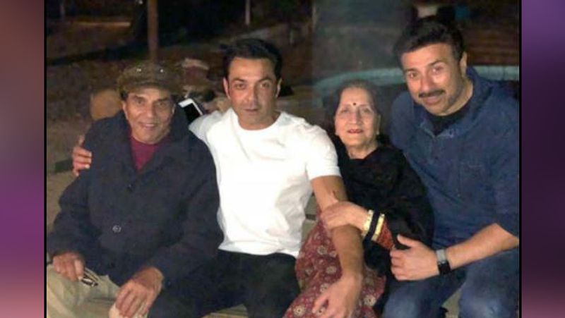 पॉलिटिकल एफिडेविट के मुताबिक धर्मेंद्र और हेमा मालिनी लगभग 150 करोड़ के बंगलों के मालिक हैं। धर्मेंद्र के पास लोनावला में एक फॉर्म हाउस है, जो करीब 11 एकड़ में फैला है। इस फॉर्महाउस की कीमत करीब 12 करोड़ रुपए है। इसके अलावा मुंबई में उनके दो बंगले भी हैं। एक बंगला जुहू में है, जिसकी कीमत करीब 90 करोड़ और दूसरा गोरेगांव में है, जिसकी कीमत करीब 2.5 करोड़ है। वहीं पत्नी हेमा मालिनी के पास मुंबई में 5 फ्लैट हैं, जिनकी कीमत करीब 50 करोड़ रुपए है।