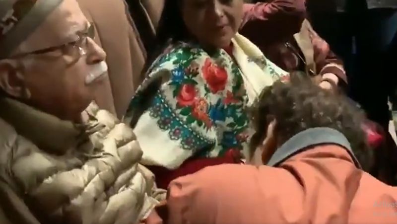 वे घुटनों के बल बैठकर आडवाणीजी का हाथ चूमते हैं। इस दौरान आडवाणी की बेटी प्रतिभा भी मौजूद रहीं।