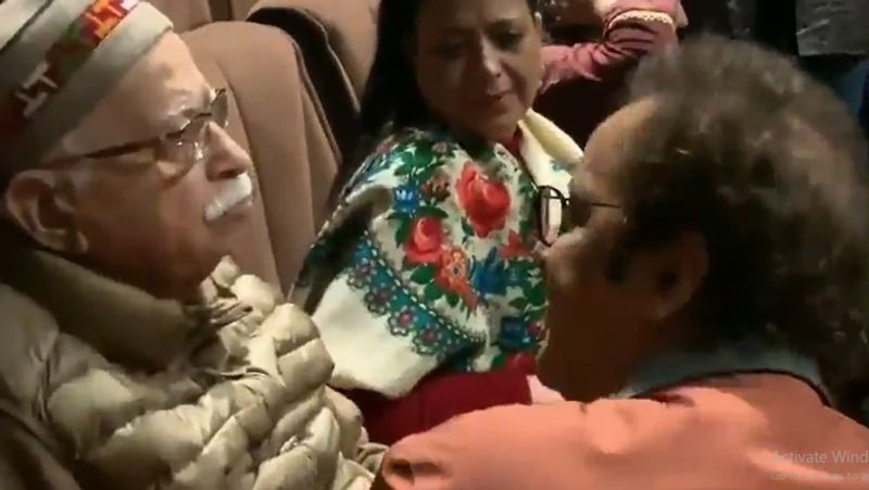 फिल्म के डायरेक्टर और प्रोड्यूसर विधू विनोद चोपड़ा ने भी यह वीडियो शेयर किया है। इसमें देखा जा सकता है फिल्म देखकर लाल कृष्ण आडवाणी फूट-फूटकर रोने लगे। इसके बाद खुद विधू विनोद चोपड़ा उनके पास पहुंचते हैं।