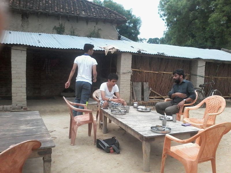 जुलाई 2015 में अपने मामा राहुल गांधी के कदमों पर चलते हुए प्रियंका गांधी वाड्रा के बेटे रेहान ने अमेठी का दौरा किया था।