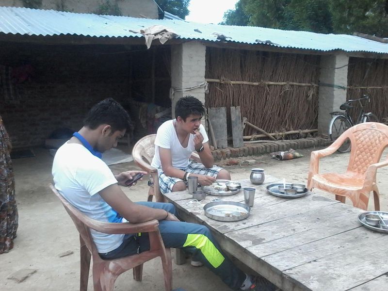 इस दौरान उन्होंने गांव वालों के साथ बातचीत की और खाना भी खाया था।
