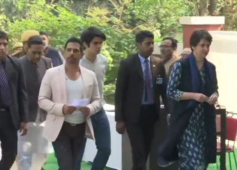 रॉबर्ट-प्रियंका के दोनों बच्चों का स्पोर्ट्स में इंट्रेस्ट है। बेटी मिराया बास्केटबॉल खेलती हैं तो बेटे रेहान को शूटिंग पसंद हैं।