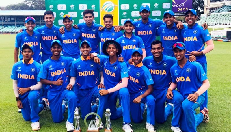 বিশ্বকাপ ফাইনালে আজ ভারত বনাম বাংলাদেশ-- আজ অনুর্ধ্ব ১৯-এর বিশ্বকাপ ক্রিকেটের ফাইনালে মুখোমুখি হচ্ছে ভারত ও বাংলাদেশ। প্রতিযোগিতায় আগাগোড়া দুরন্ত ক্রিকেট খেলেছে ভারত। বিশ্বকাপে ভারত অন্যতম ফেভারিট দল। আশা ছিল যে যশস্বী জয়সওয়াল, কার্তিক ত্যাগিদের নিয়ে তৈরি ভারতীয় দল ভালো কিছু করবে। প্রত্যাশামতোই তাই ভারত ফাইনালে। তবে, সকলকে চমকে দিয়েছে বাংলাদেশ। কোয়ার্টার ফাইনাল এবং সেমিফাইনালে শক্তিশালী দুই প্রতিপক্ষ অস্ট্রেলিয়া এবং পাকিস্তানকে হারিয়ে ফাইনালে পৌঁছেছে। বলতে গেলে আজকের এই ফাইনাল নিয়ে রীতিমতো বাগযুদ্ধে জড়িয়ে পড়েছেন ভারতীয় এবং বাংলাদেশের ক্রিকেট সমর্থকরা।