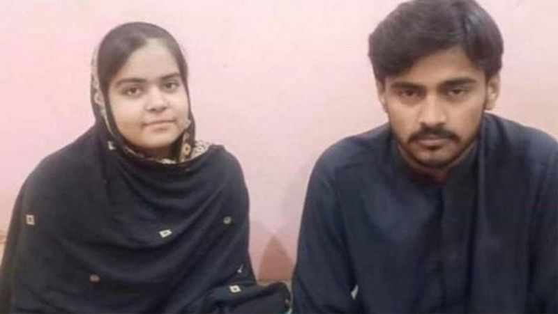महक, उसके पति अली रजा सोलंगी और महक के माता-पिता अदालत में पेश हुए। इस दौरान अदालत ने महक को सोलंगी और उसके माता-पिता से मिलने के लिए पंद्रह-पंद्रह मिनट का समय दिया।