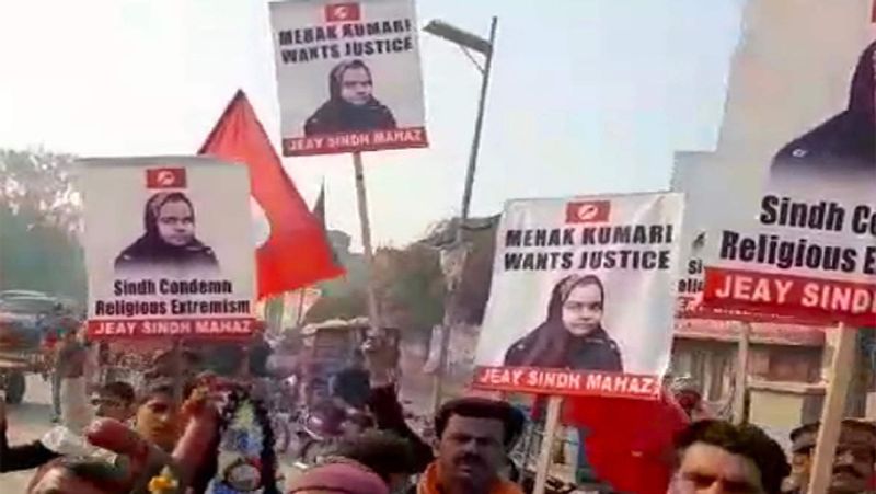 मीडिया रिपोर्ट में कहा गया है कि अपने बयान में महक ने अदालत से कहा कि इससे पहले की पेशी में उसने जो बयान दिया था, वह उसे बदलना चाहती है क्योंकि वह बयान उसने भावुकता में आकर दिया था। वह अपने माता-पिता के पास वापस जाना चाहती है।