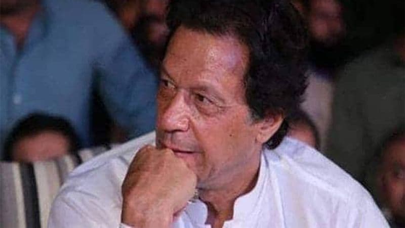 महक के घरवालों का कहना है कि उनकी बेटी का अपहरण 15 जनवरी को जैकोबाबाद से किया गया था। उसके पिता विजय कुमार ने पुलिस में मामला दर्ज कर कहा था कि सोलंगी ने उनकी बेटी को अगवा कर उससे शादी की है। उन्होंने यह भी कहा था कि उनकी बेटी नाबालिग है और उसकी आयु 15 साल है।