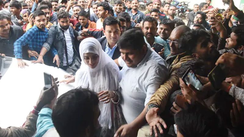 फिल्म के प्रमोशन के दौरान अक्षरा सिंह लैला के गेटअप में हिजाब बांधे नजर आ रही हैं। वहीं, प्रदीप पांडे यानी चिंटू गले में गमछा डाले मजनू के लुक में दिखाई दे रही है।