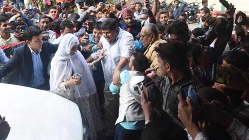 फिल्म 'लैला मजनू' को लेकर इसके निर्माताओं का कहना है कि इसकी कहानी आज के लैला मजनू की है। यह एक ऐतिहासिक कहानी है, जिसे आज के अंदाज में पेश किया गया है। फिल्म 'लैला मजनू' के निर्देशक महमूद आलम हैं।