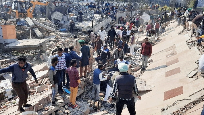 हादसे के बाद चारों तरफ कोहराम मच गया। पुलिस, फायर ब्रिगेड और मोहाली जिला प्रशासन के अधिकारी घटनास्थल पर पहुंच गए हैं।