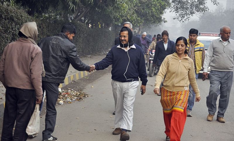 पति के लिए प्रचार करने पहुंची सुनीता ने हाल ही में अपनी लव स्टोरी को लेकर खुलासा किया था। उन्होंने बताया था कि दोनों की मुलाकात आईआईटी के दिनों में हुई थी। इसके बाद दोनों के बीच मुलाकातों का दौर बढ़ गया और दोनों एक दूसरे को पसंद करने लगे थे।