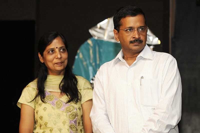 कुछ समय तक यह सिलसिला यूं ही चलता रहा। इसके बाद केजरीवाल ने सुनीता के प्रपोज कर दिया। अरविंद केजरीवाल ने एक इंटरव्यू में बताया था कि उन्होंने किस तरह से अपने प्यार का इजहार किया था।