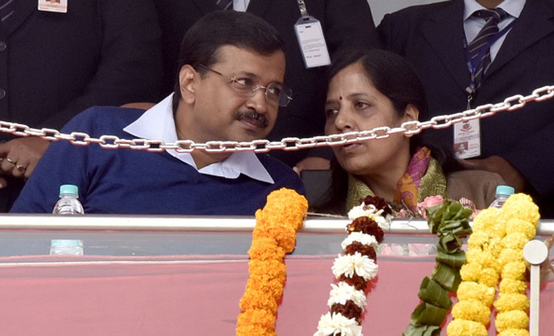 केजरीवाल के मुताबिक, यह काफी ड्रैमेटिक था। एक दिन वे रात करीब 8-9 बदे सुनीता के दरवाजे पर गए और दरवाजा खटखटाया। जैसे ही सुनीता ने दरवाजा खोला, उन्होंने तुरंत पूछा- will you marry me?