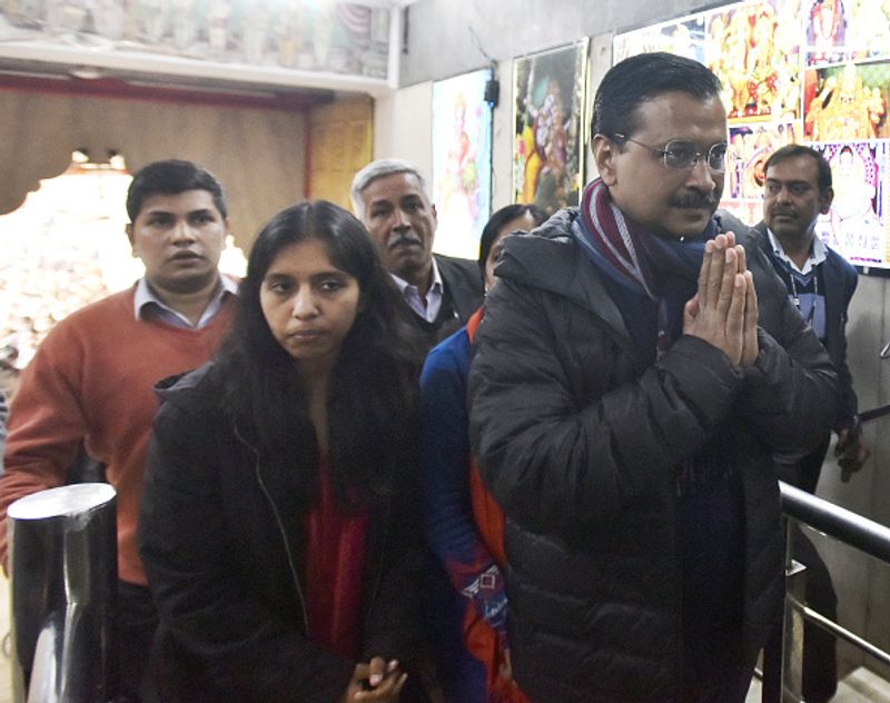 दोनों को गोविंदा की फिल्में काफी अच्छी लगती हैं। केजरीवाल ने बताया, उन्होंने गोविंदा की लगभग हर फिल्म देखी है।