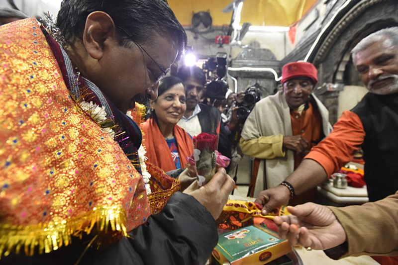 सुनीता IRS अफसर रह चुकी हैं। केजरीवाल के मुख्यमंत्री बनने के बाद उन्होंने पद से इस्तीफा दे दिया था। वे कहती हैं कि एक मुख्यमंत्री की पत्नी और आईआरएस अफसर का पद दोनों को निभाना काफी मुश्किल हो रहा था।