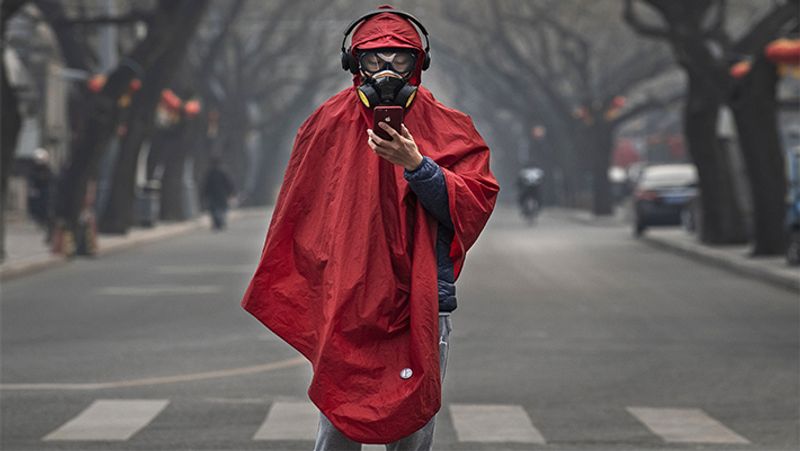 कोरोना वायरस ने चीन में कहर बरपा कर रखा हुआ है। दक्षिण पूर्व चीन में एक शख्स को सिर्फ 15 सेकंड में कोरोना वायरस ने संक्रमित कर दिया। यह शख्स एक बाजार में संक्रमित महिला के पास सिर्फ 15 सेकंड खड़ा हुआ, बस इतनी ही देर में वह जानलेवा बीमारी की चपेट में आ गया। 10सिर्फ 15 सेकंड में कोरोना वायरस से संक्रमित हो गया यह शख्स कोरोना वायरस से प्रभावित शख्स की पहचान मरीज नंबर 5 बताई गई है। यह मरीज शुआंगडोंगफेंग बाजार में मरीज नंबर 2 के पास खड़ा हुआ था।