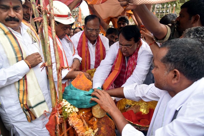 Union Tribal Welfare minister Arjun Munda visits Medaram