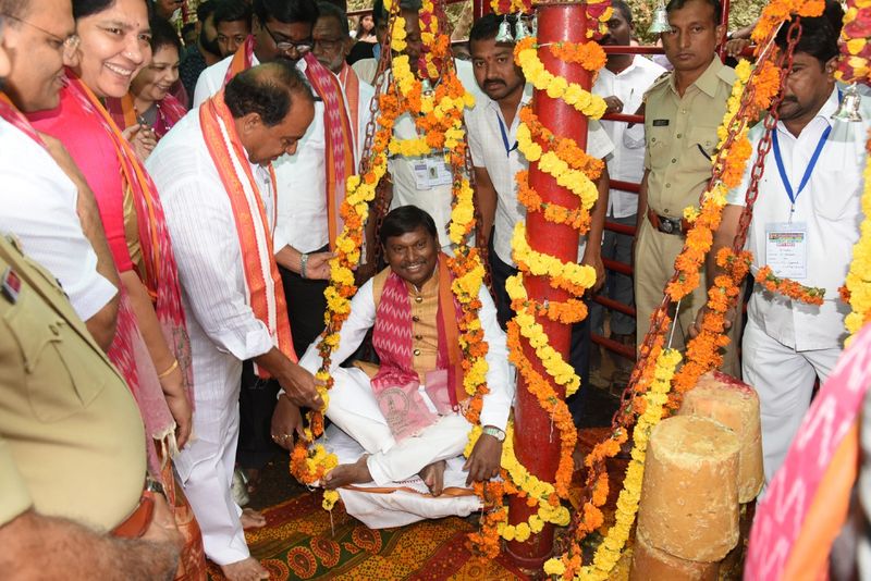 Union Tribal Welfare minister Arjun Munda visits Medaram