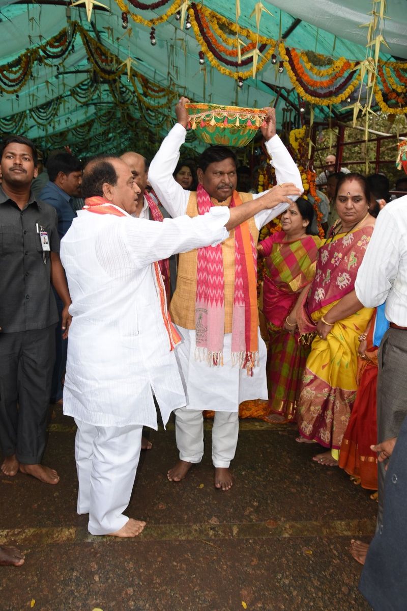 Union Tribal Welfare minister Arjun Munda visits Medaram
