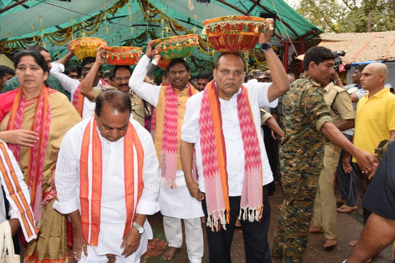 Union Tribal Welfare minister Arjun Munda visits Medaram