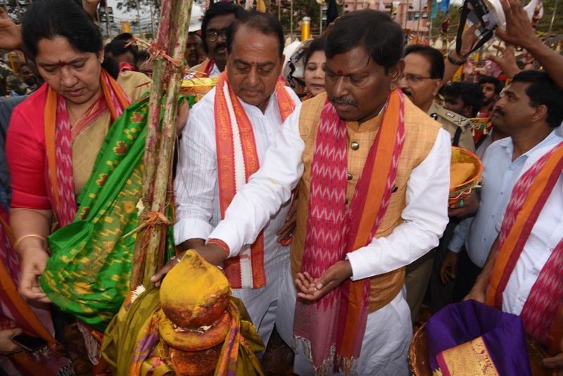 Union Tribal Welfare minister Arjun Munda visits Medaram