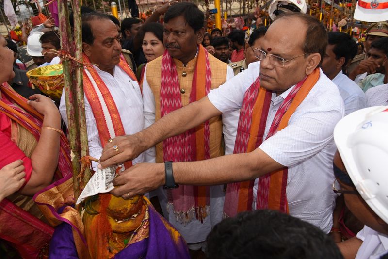 Union Tribal Welfare minister Arjun Munda visits Medaram