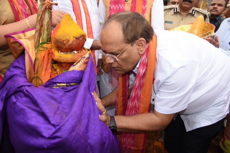 Union Tribal Welfare minister Arjun Munda visits Medaram
