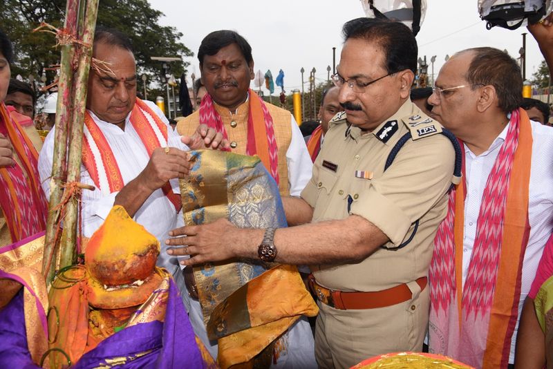 Union Tribal Welfare minister Arjun Munda visits Medaram