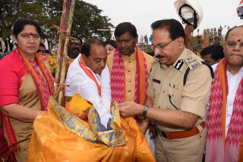 Union Tribal Welfare minister Arjun Munda visits Medaram