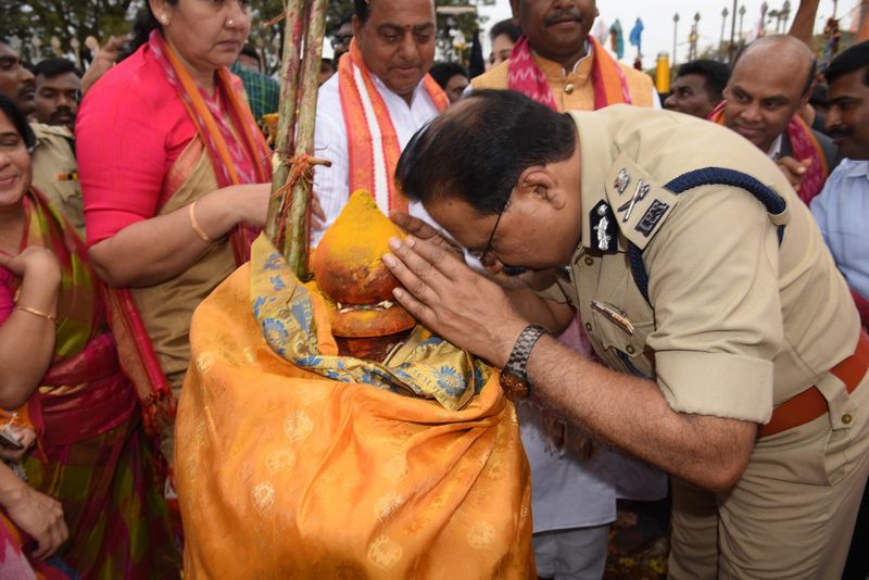 Union Tribal Welfare minister Arjun Munda visits Medaram