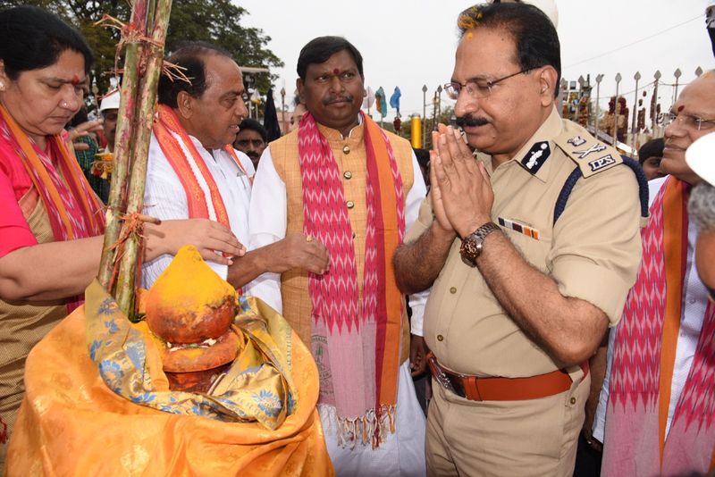 Union Tribal Welfare minister Arjun Munda visits Medaram