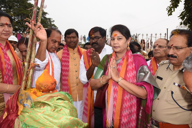 Union Tribal Welfare minister Arjun Munda visits Medaram
