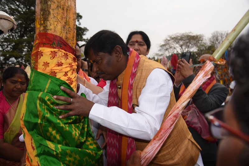 Union Tribal Welfare minister Arjun Munda visits Medaram