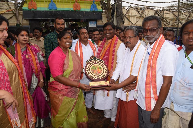 Union Tribal Welfare minister Arjun Munda visits Medaram