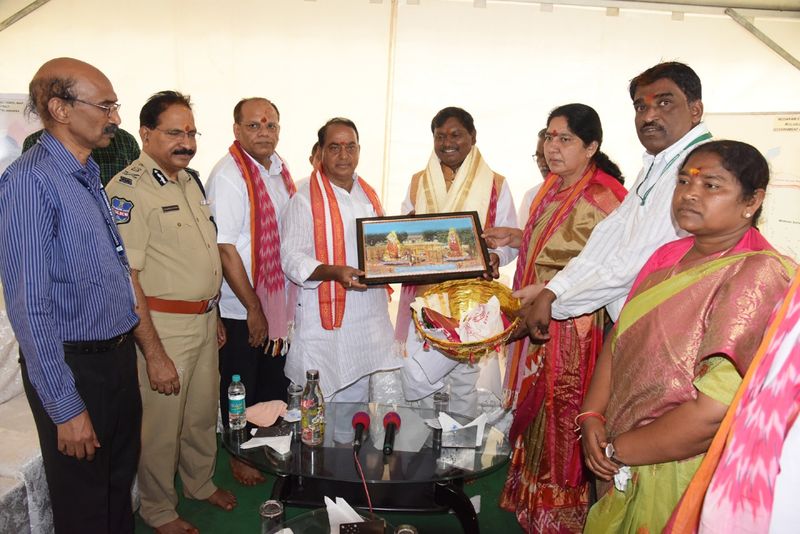 Union Tribal Welfare minister Arjun Munda visits Medaram