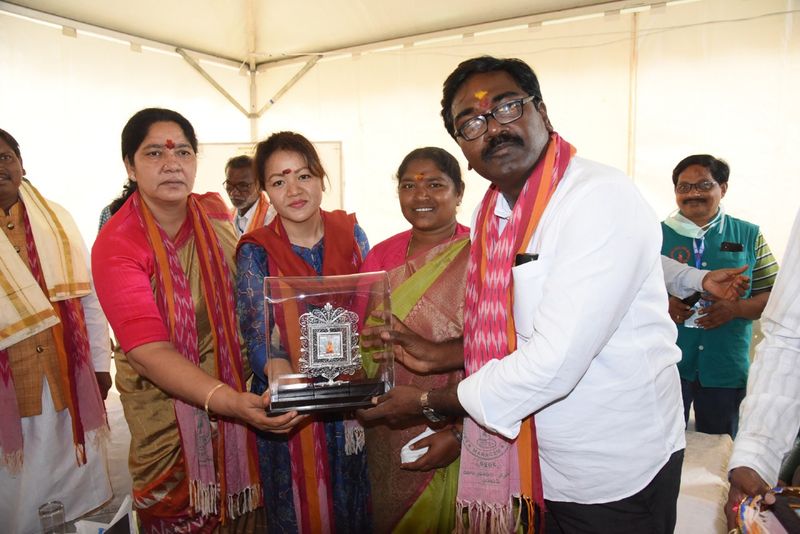Union Tribal Welfare minister Arjun Munda visits Medaram