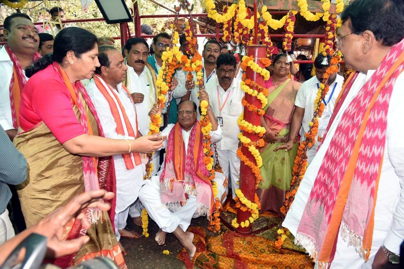 Union Tribal Welfare minister Arjun Munda visits Medaram