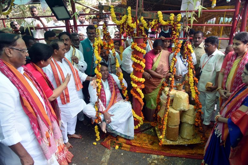 Union Tribal Welfare minister Arjun Munda visits Medaram
