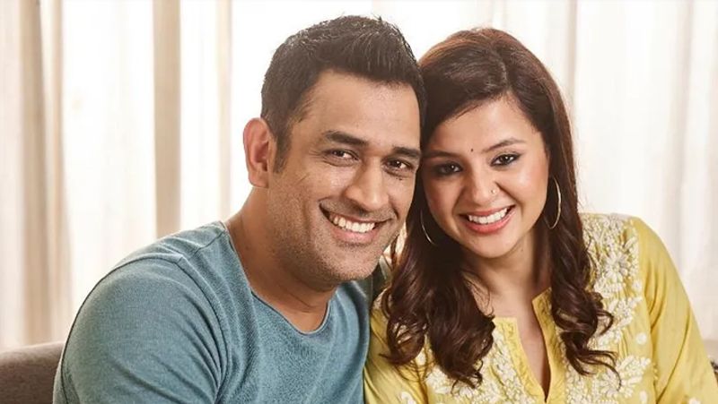 धोनी ने अपनी पत्नी साक्षी को प्रपोज करते हुए कहा था कि मेरी जिंदगी क्रिकेट की किट जितनी छोटी है। इस मौके पर उन्होंने सीधे शादी करने की बात कही थी।