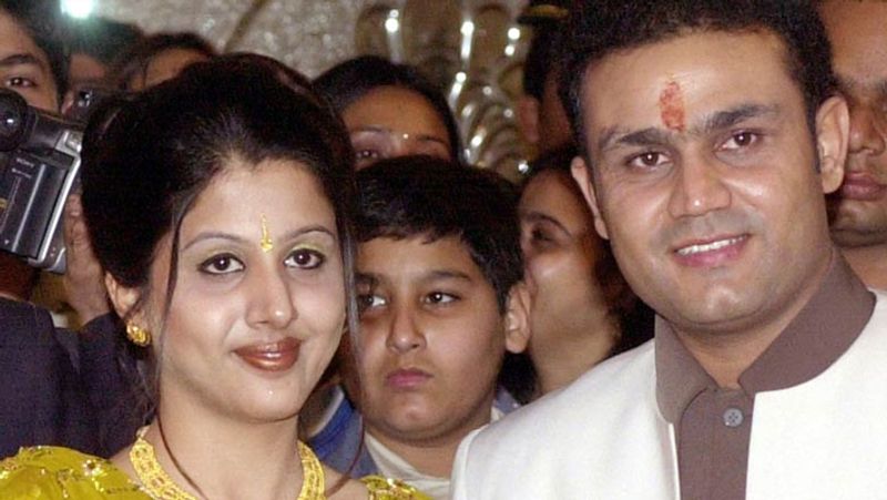वीरेन्द्र सहवाग ने अपनी बचपन की दोस्त आरती को मजाक में ही प्रपोज कर दिया था। हालांकि उनका प्रपोजल एक्सेप्ट हो गया और दोनों ने शादी कर ली।