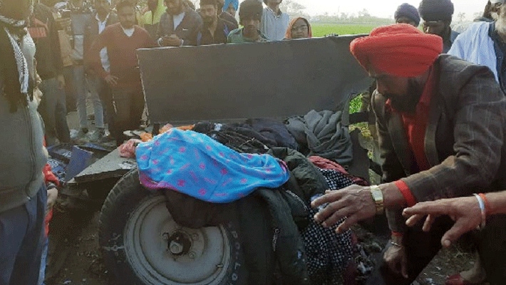 मौके पर पहुंचे पुलिस-प्रशासन ने बचाव कार्य शुरू कर दिया है। वहीं, घटनास्थल पर सिर्फ मृतको और घायलों के जूते ही बचे हैं। मृतकों के घरवालों ने उनके जूतों से उनके शवों को पहचाना।