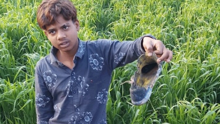 मासूम बच्चे ने किसी अपने की पहचान जूता जरिए की।
