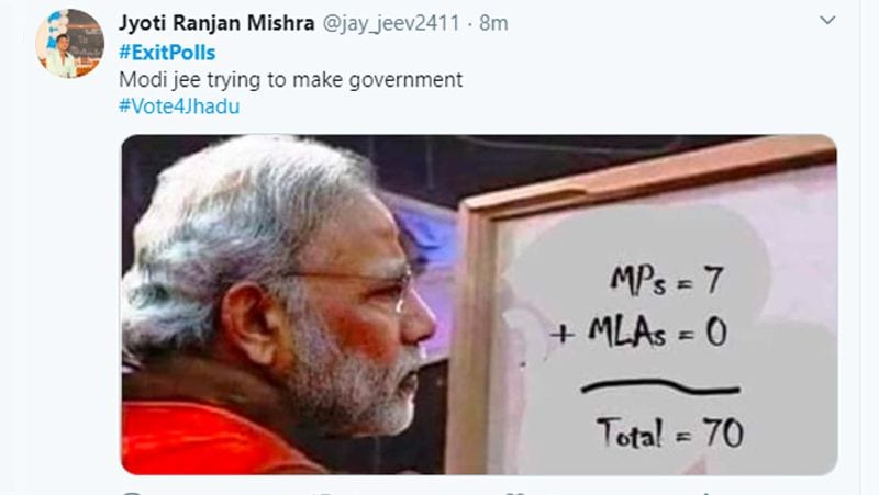मोदी की इस फोटो के साथ बीजेपी का मजाक उड़ाया गया कि दिल्ली में सात सांसद और शून्य विधायक के साथ मोदी जी बीजेपी की सरकार बनाने की कोशिश में लगे हुए हैं।
