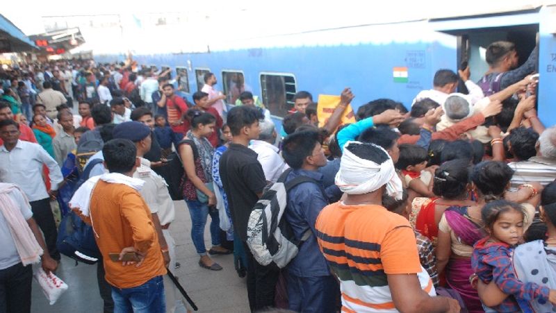 अजय कश्यप और उसकी पत्नी रोशनी ट्रेनों में सफर करने वाले लापरवाह किस्म के यात्रियों और महिलाओं को अपना शिकार बनाया करते थे। अजय कश्यप के ऊपर प्रयागराज और कानपुर में भी ट्रेनों में चोरी करने के मामले दर्ज है। ट्रेनों में चोरी की घटनाओं का खुलासा करने वाली पुलिस टीम को अपर पुलिस महानिदेशक रेलवे ने 25 हजार रुपये का पुरस्कार भी दिया है।