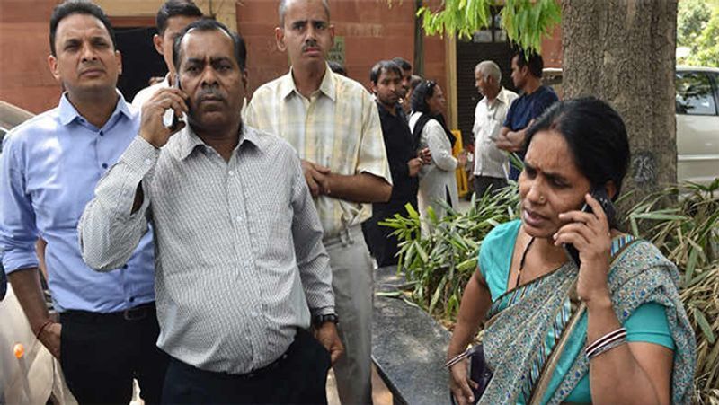 নতুন ফাঁসির দিন চাইলেন নির্ভয়ার বাবা-মা, আসামিদের নোটিশ পাঠালো আদালত--- মঙ্গলবার, নির্ভয়াকাণ্ডের আসামিদের ফাঁসির জন্য নতুন আদালতের কাছে নতুন মৃত্যু পরোয়ানা চেয়ে আবেদন করলেন নির্ভয়ার বাবা-মা। এর আগে দুই-দুইবার মৃত্যুদণ্ডে দণ্ডিত চার আসামির মৃত্যুদণ্ডের তারিখ পিছিয়ে গিয়েছে। পাতিয়ালা হাউস কোর্টে চার আসামির জন্য মৃত্যুপরোয়ানা চেয়ে, এদিন নির্ভয়ার বাবা-মা আদালতে বলেন আসামিরা ভারতীয় বিচার ব্যবস্থাকে বিদ্রূপ করছে, আইনের প্রতি মানুষের হতাশা তৈরি করছে। এই নতুন আবেদনের বিষয়ে আদালত চার আসামিকেই নোটিশ পাঠিয়েছে। বুধবার দুপুর ২টোতেই এই আবেদনের শুনানি হবে। জারি করা হতে পারে নির্ভয়াকাণ্ডের আসামিদের ফাঁসির নতুন তারিখ। এদিন সুপ্রিম কোর্টও এই চার আসামিদের একটি আইনি নোটিশ পাঠিয়েছে। কেন্দ্রের পক্ষ থেকে তাদের মৃত্যু পরোয়ানায় জারি হওয়া স্থগিতাদেশ-কে চ্যালেঞ্জ করে দিল্লি হাইকোর্টে মামলা করা হয়েছিল, যা হাইকোর্ট খারিজ করে দেয়। সেই রায়কে চ্যালেঞ্জ জানিয়ে কেন্দ্র সুপ্রিম কোর্টে গিয়েছে। সেই মামলারক শুনানিরই নোটিশ পাঠানো হয়েছে।